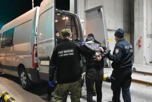 Ukryci w naczepie podróżowali do Holandii. Okazało się, że nielegalni migranci to obywatele Iranu i Syrii a kierowcą obywatel Turcji