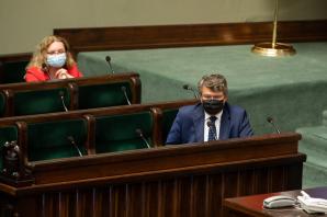 Wiceszef MSWiA w Sejmie o sytuacji na granicy polsko-białoruskiej. Połowę z osób zatrzymanych na granicy stanowią Irakijczycy, ale są również obywatele Syrii, Afganistanu, Tadżykistanu, Somalii, Rosji, Iranu, Egiptu, a nawet Kuby