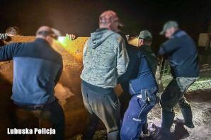 [VIDEO] Nocna walka Policji i innych służb w naprawie uszkodzonej śluzy. W akcji brały udział śmigłowce
