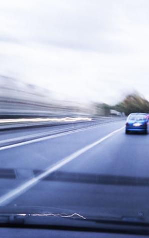 [VIDEO] Pędził ponad 205 km/h po drodze krajowej, bo nie chciał się dać wyprzedzić – został zatrzymany przez policjantów