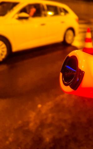 [VIDEO] O krok od tragedii. Mając ponad 2,6 promila wjechał na chodnik i uderzył w pieszego
