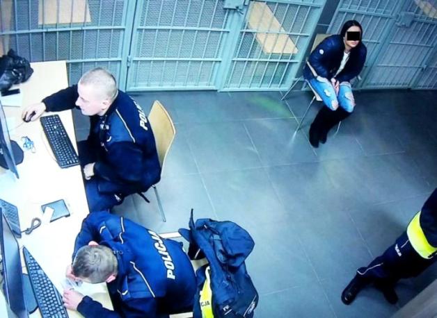 [VIDEO]: Warszawa. Pijana 19-latka, bez prawa jazdy, rozbija lexusa